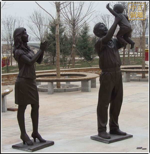 一家三口園林銅雕塑.jpg 一家三口園林銅雕塑.jpg