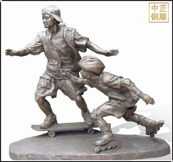 小男孩玩滑板車人物銅雕塑.jpg