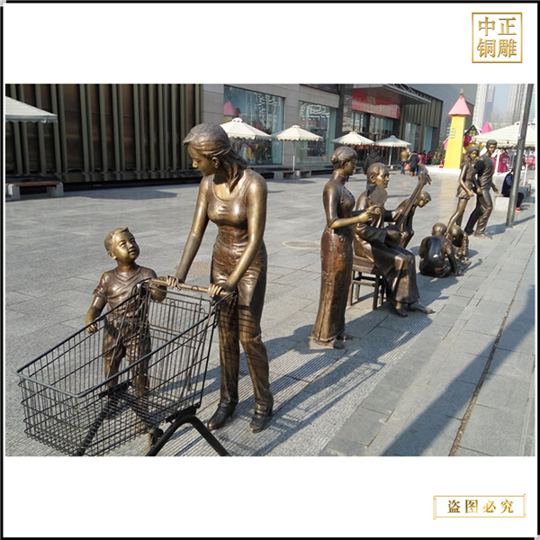 11商場門前母子逛超市人物雕塑.jpg 11商場門前母子逛超市人物雕塑.jpg