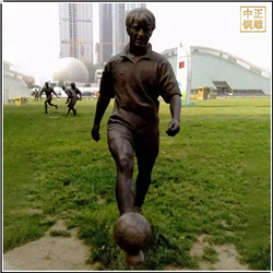 操場男子踢球人物銅雕塑 操場男子踢球人物銅雕塑