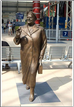 地鐵口現代人物銅像 地鐵口現代人物銅像