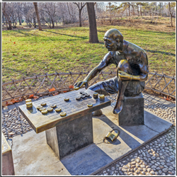 公園老人自己下象棋人物雕塑 公園老人自己下象棋人物雕塑