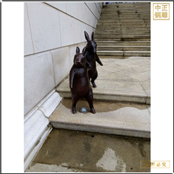 兩只小兔子下臺階雕塑 兩只小兔子下臺階雕塑